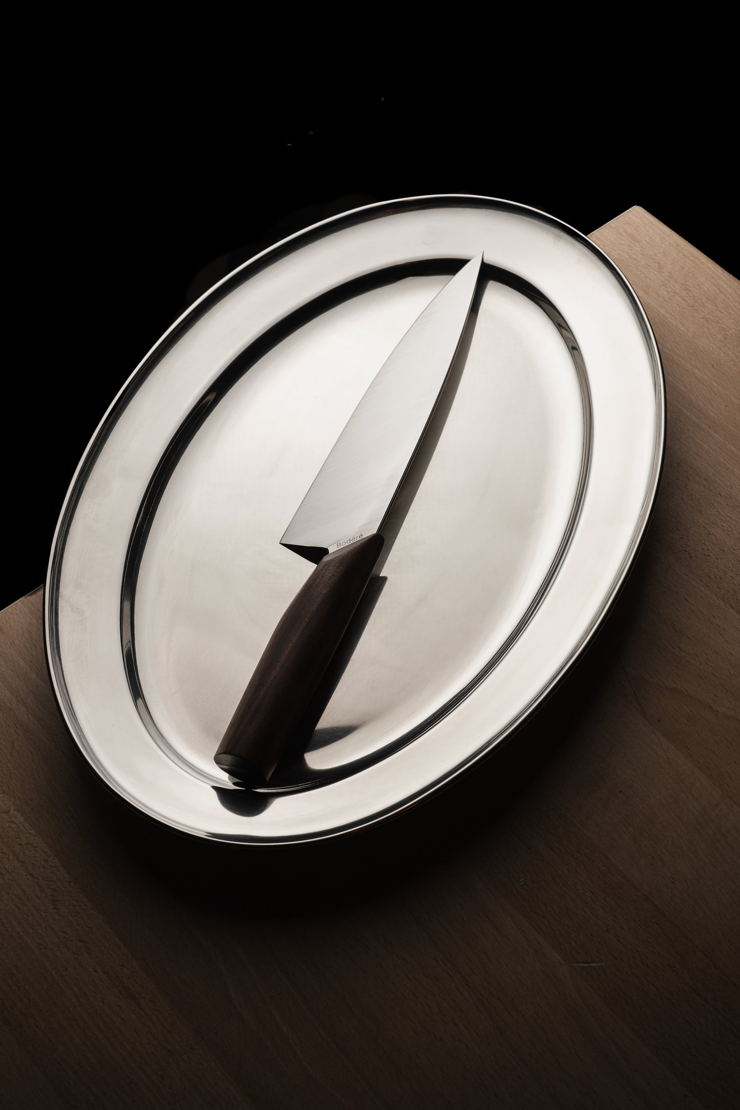Couteau de cuisine haut de gamme La Dorade de Bodéré, fabriqué à la main en Bretagne avec des matériaux locaux et durables.