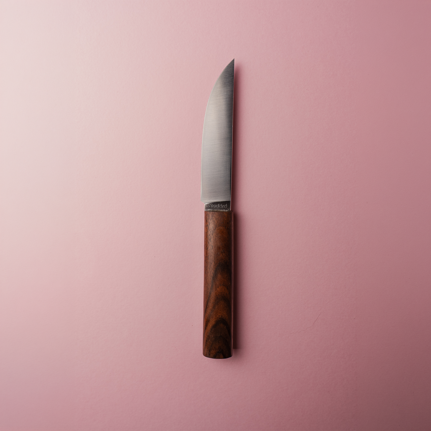 couteau à steak élégant, le Vitello, fabriqué à la main en Bretagne par Bodéré, en noyer naturel.