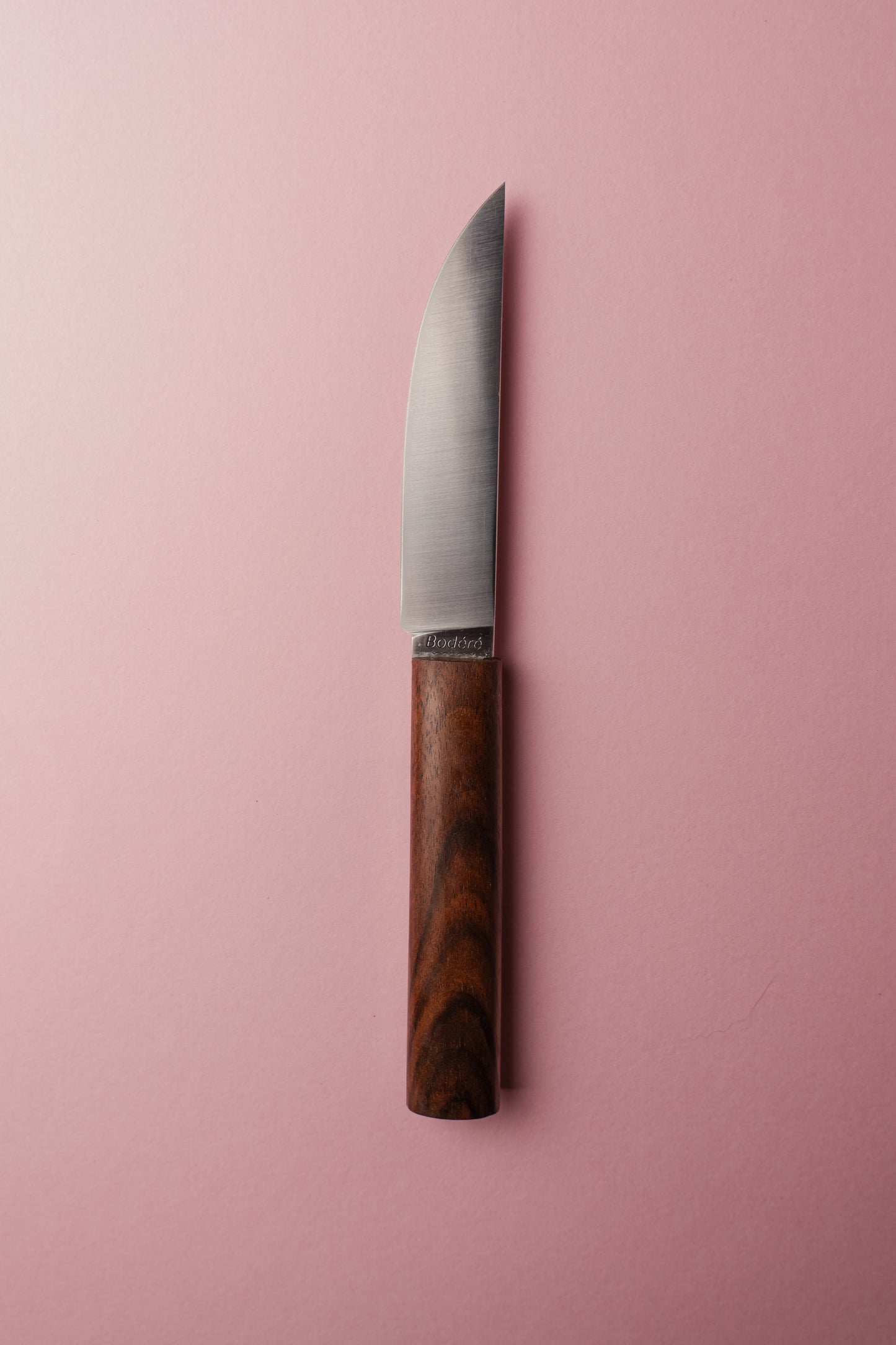 couteau à steak élégant, le Vitello, fabriqué à la main en Bretagne par Bodéré, en noyer naturel.