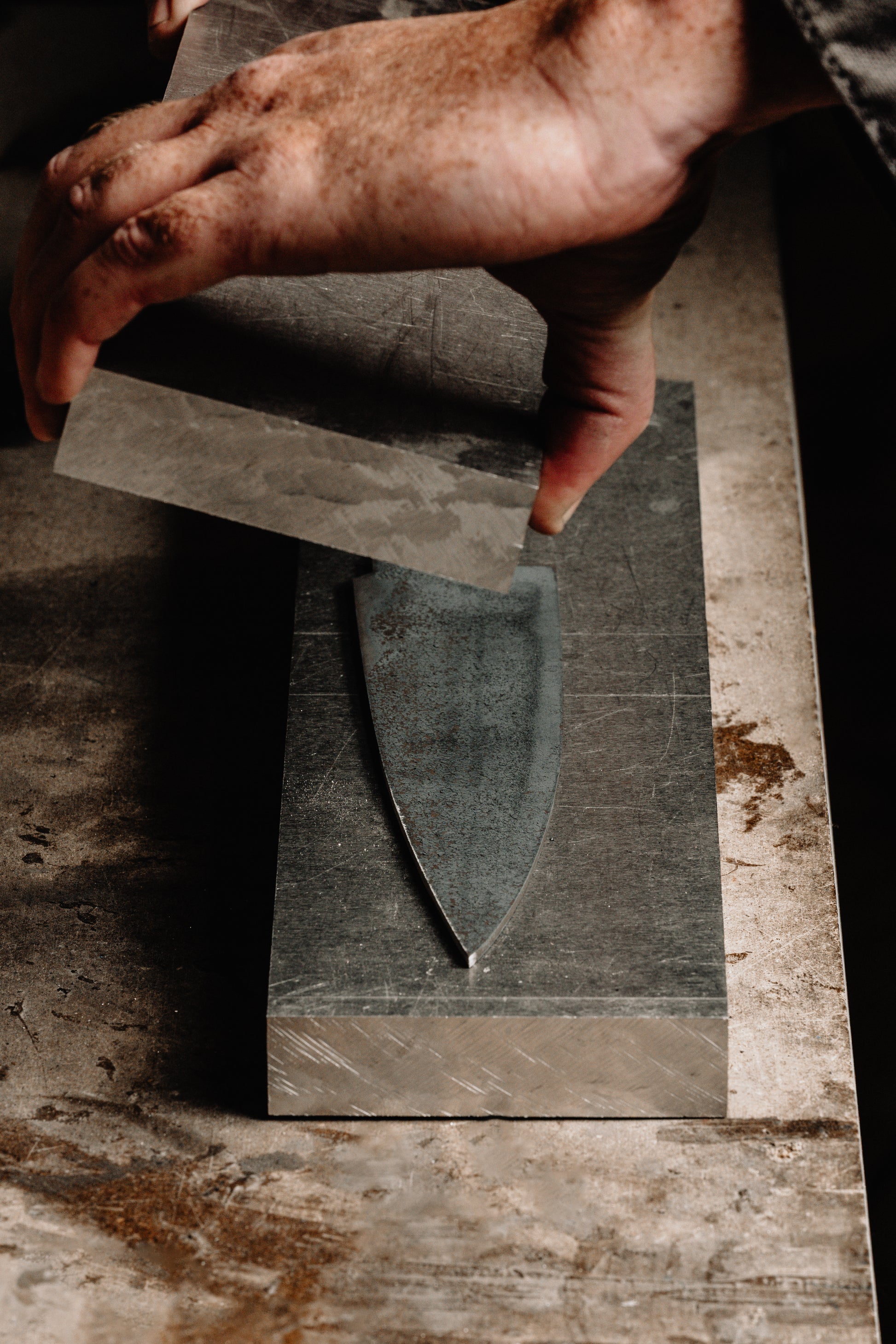 geste artisanal de fabrication du couteau de cuisine Bodéré en Bretagne.