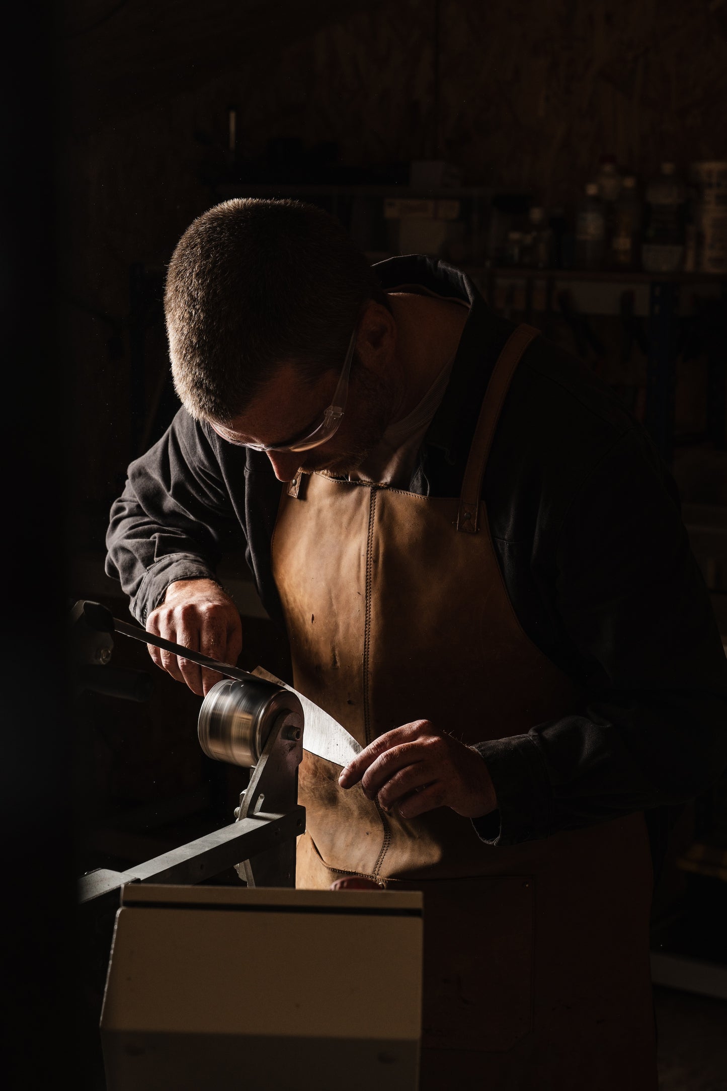 Couteau de chef La Dorade en cours de fabrication artisanale dans l'atelier Bodéré en Bretagne.