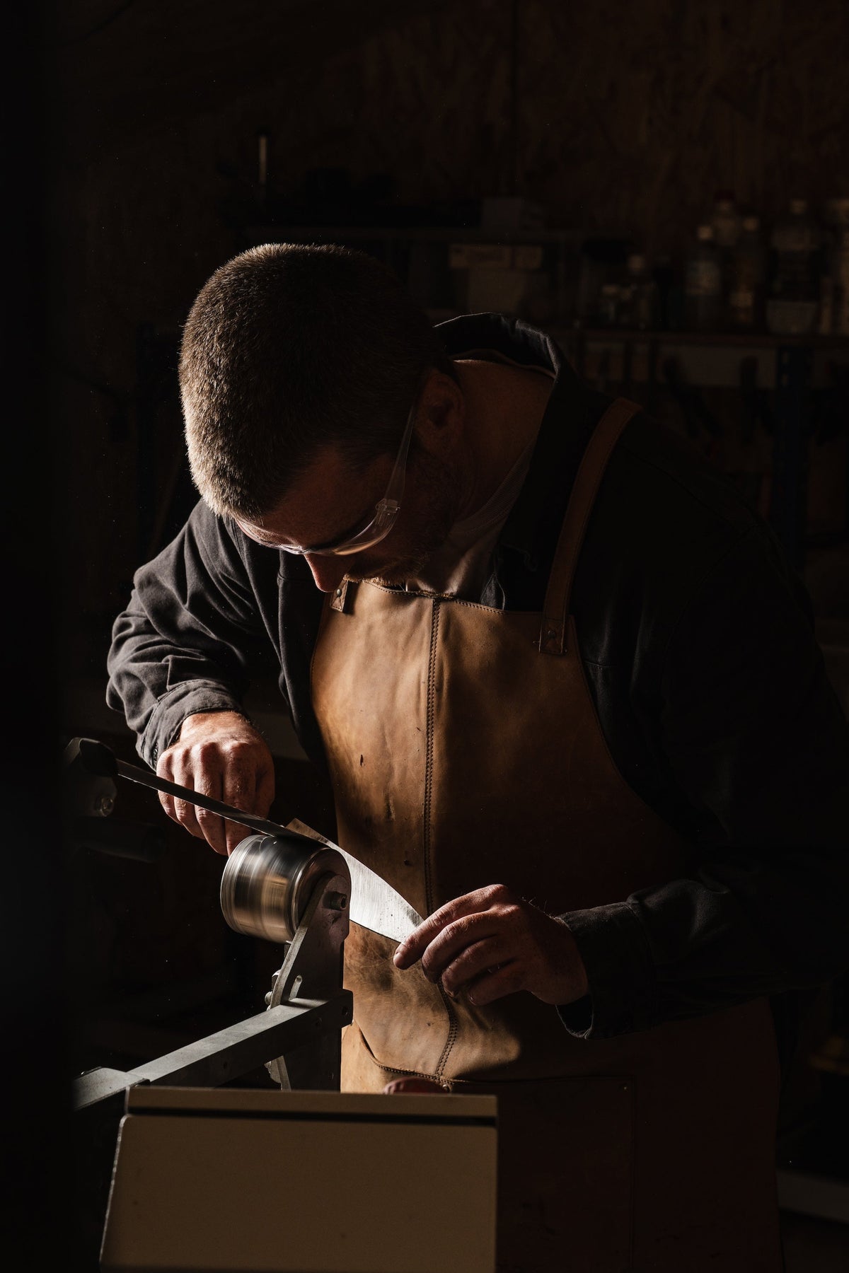 Couteau de chef La Dorade en cours de fabrication artisanale dans l'atelier Bodéré en Bretagne.