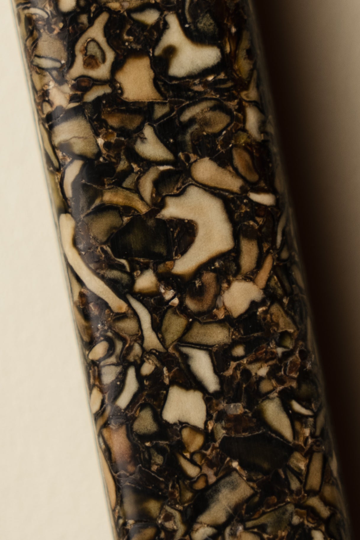gros plan du matériaux de manche à couteau de table Bodéré, innovant et low carbone, à base d'algues bretonnes revalorisées.