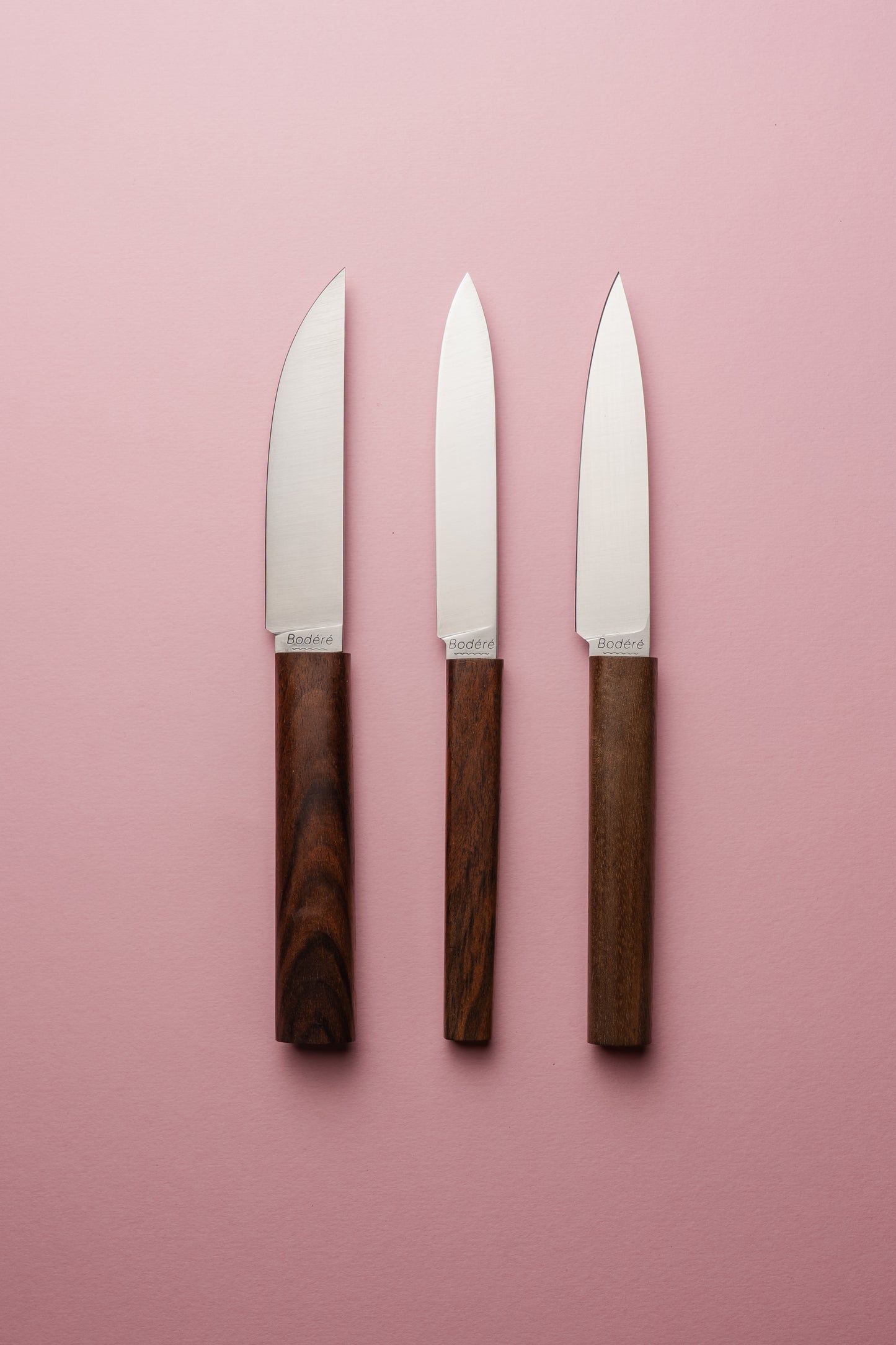 présentation des modèles de couteaux de table fabriqués à la main par Bodéré en bois naturel de noyer.