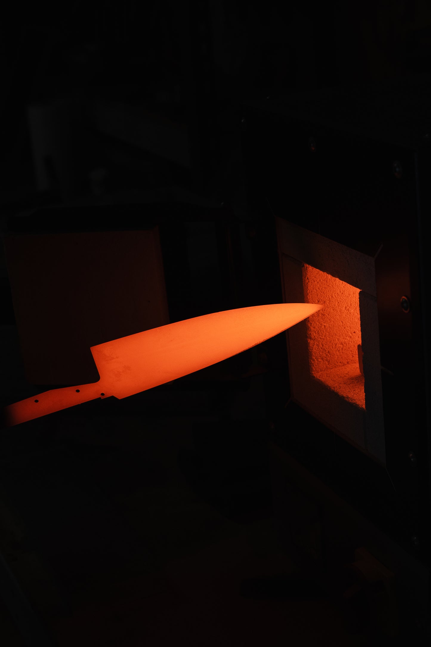 traitement thermique du couteau de cuisine haut de gamme La Dorade de Bodéré, fabriqué à la main en Bretagne.