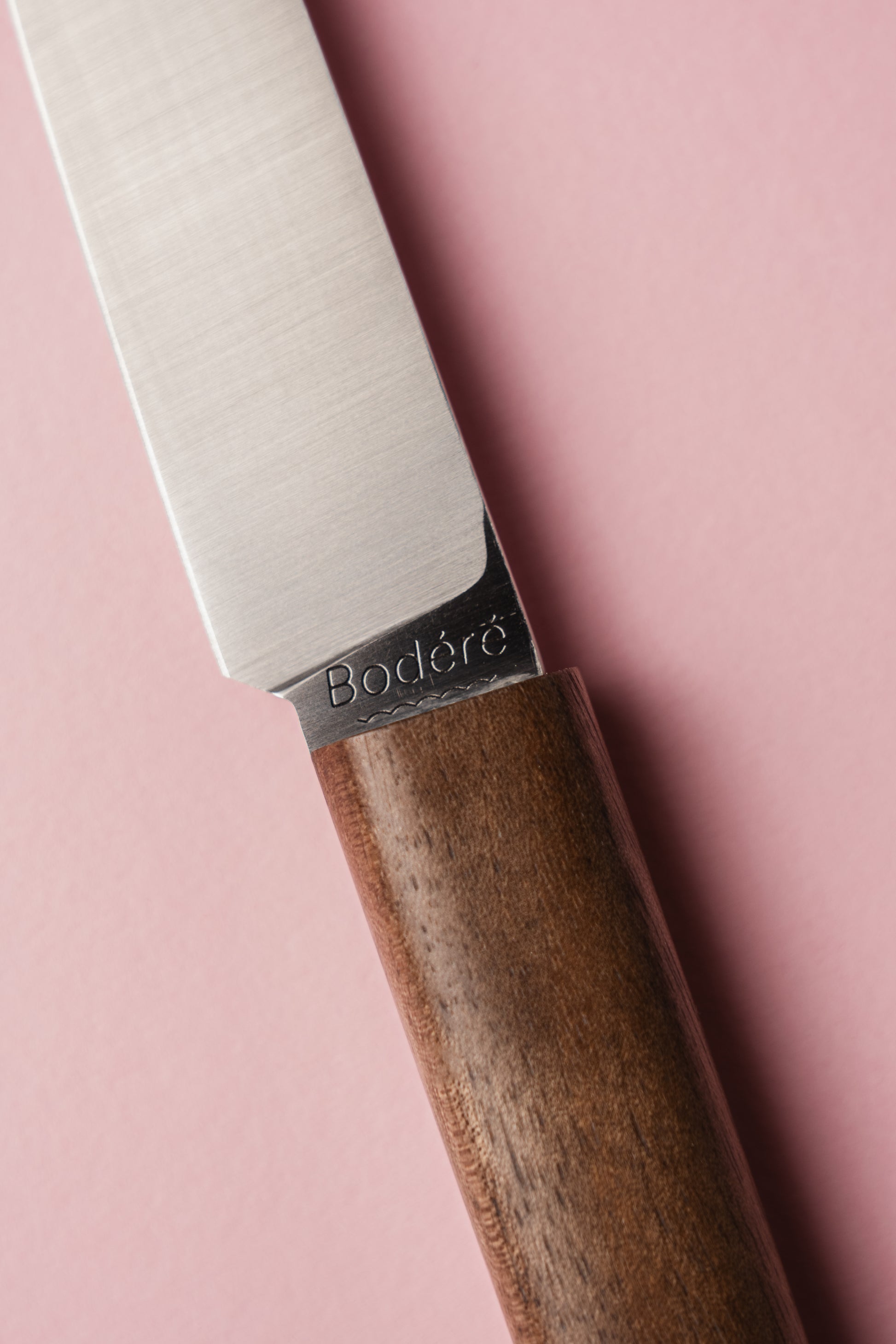 Zoom sur les finitions soignées du ricasso des couteaux de table Bodéré et le manche en noyer naturel non traité.